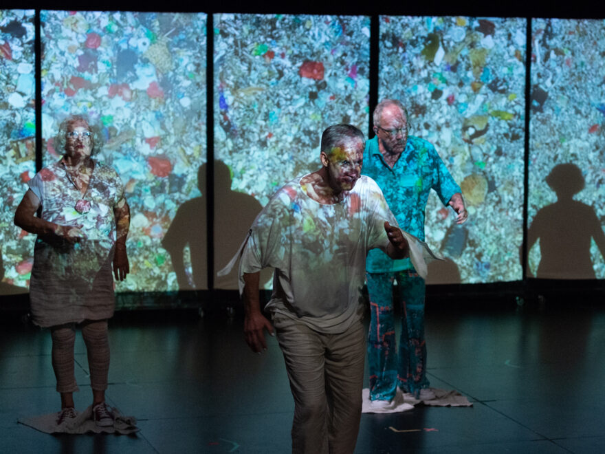 Das Ensemble Theater Power Flower auf der Bühne im Stück «Ablaufdatum» (Foto: Janick Zebrowski)